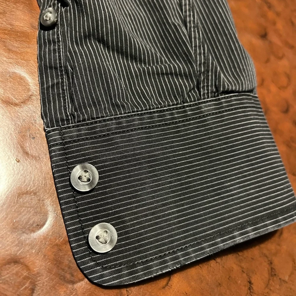 American Eagle vintage fit button down in excellent condition - size medium - Picture 2 of 7